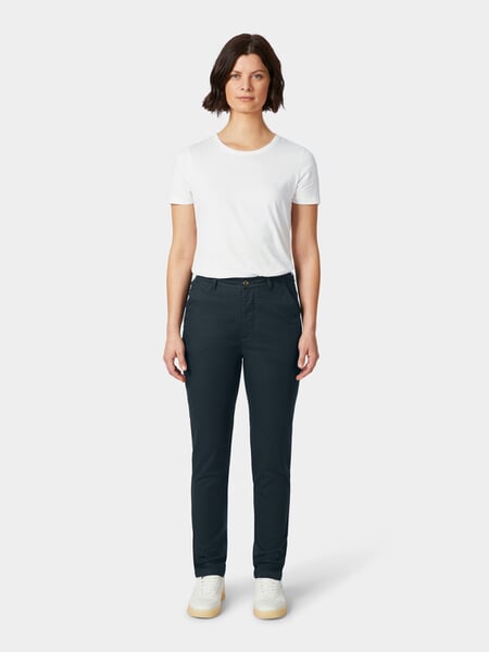 Dameschino Donkerblauw, gepresenteerd op een model