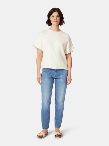 Strikbluse til kvinder Offwhite, præsenteret på en model