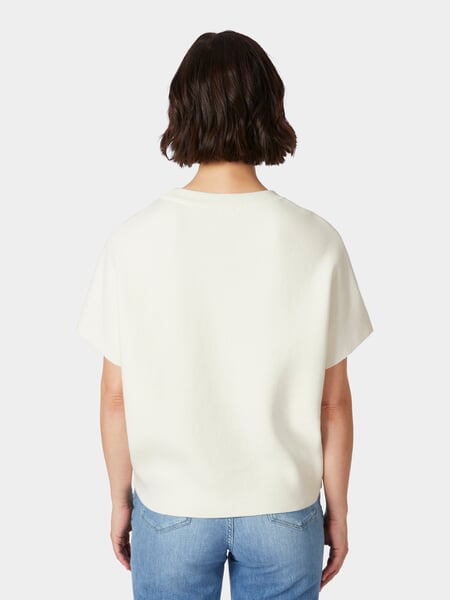 Strikbluse til kvinder Offwhite, præsenteret på en model