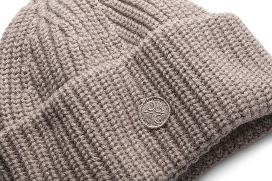 Bonnet en tricot côtelé pour femme Taupe, vue détaillée