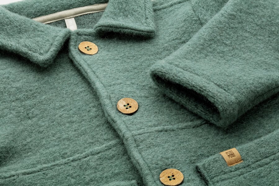 Kinder-Hemdjacke Wollwalk Salbei, Detailsicht