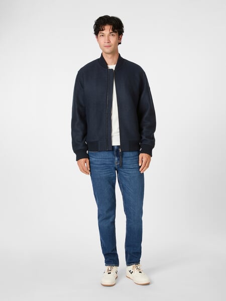 Herenblouson wol Navy, gepresenteerd op een model