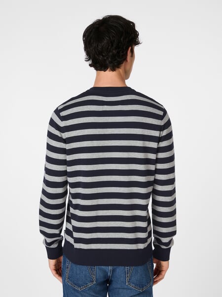 Gebreide herentrui Marine grijs, gepresenteerd op een model