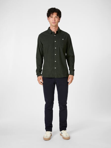 Chemise homme en velours côtelé Vert foncé, présenté sur un modèle