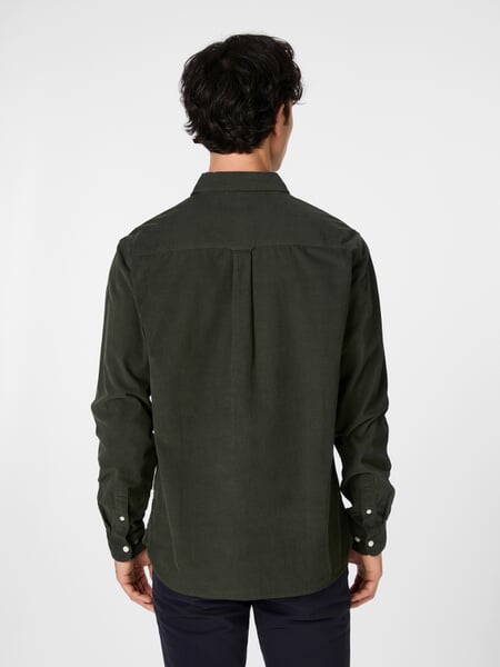 Chemise homme en velours côtelé Vert foncé, présenté sur un modèle