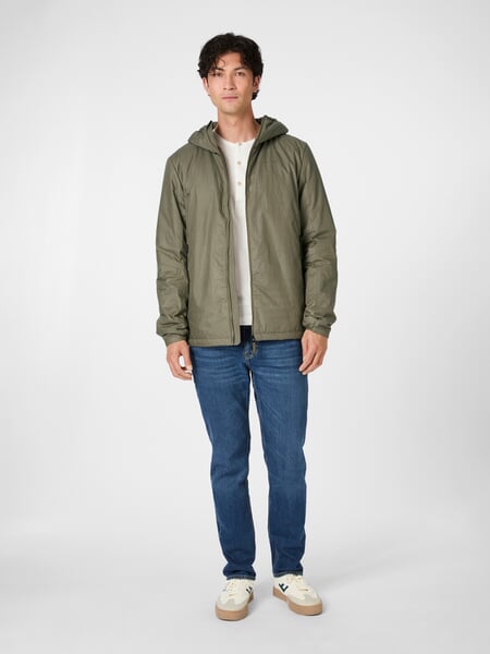 Gewatteerd herenjack Licht olijf, gepresenteerd op een model
