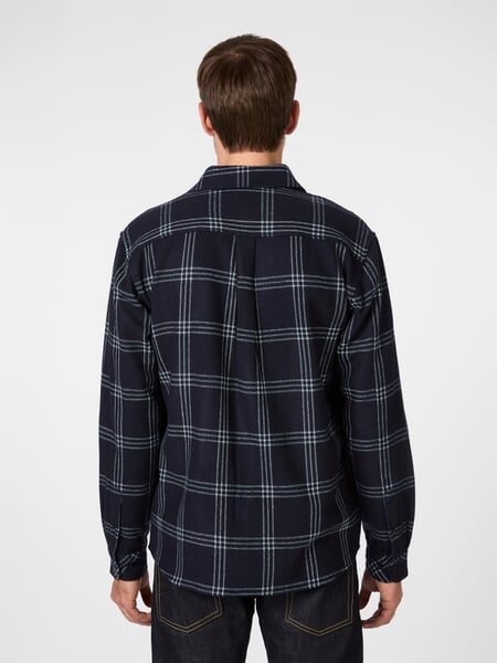 Herenoverhemd wol Navy, gepresenteerd op een model