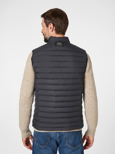 Gewatteerd herengilet Zwart, gepresenteerd op een model