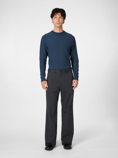 Pantalon homme rayures structurées Anthracite, présenté sur un modèle