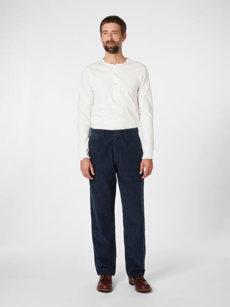 Herren-Cordhose Navy, Tragebild