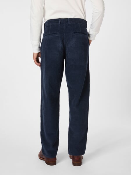 Heren corduroy broek Navy, gepresenteerd op een model