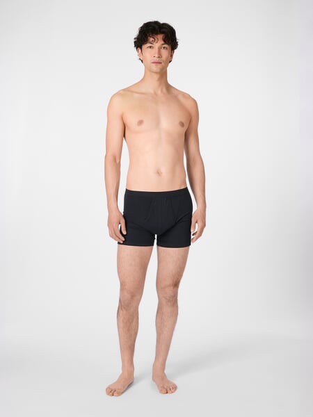 Herren-Retroshorts Schwarz, Tragebild