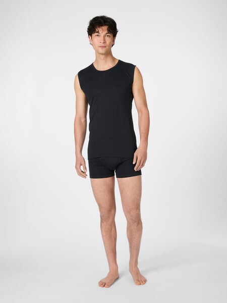 Herren-Undershirt Schwarz, Tragebild