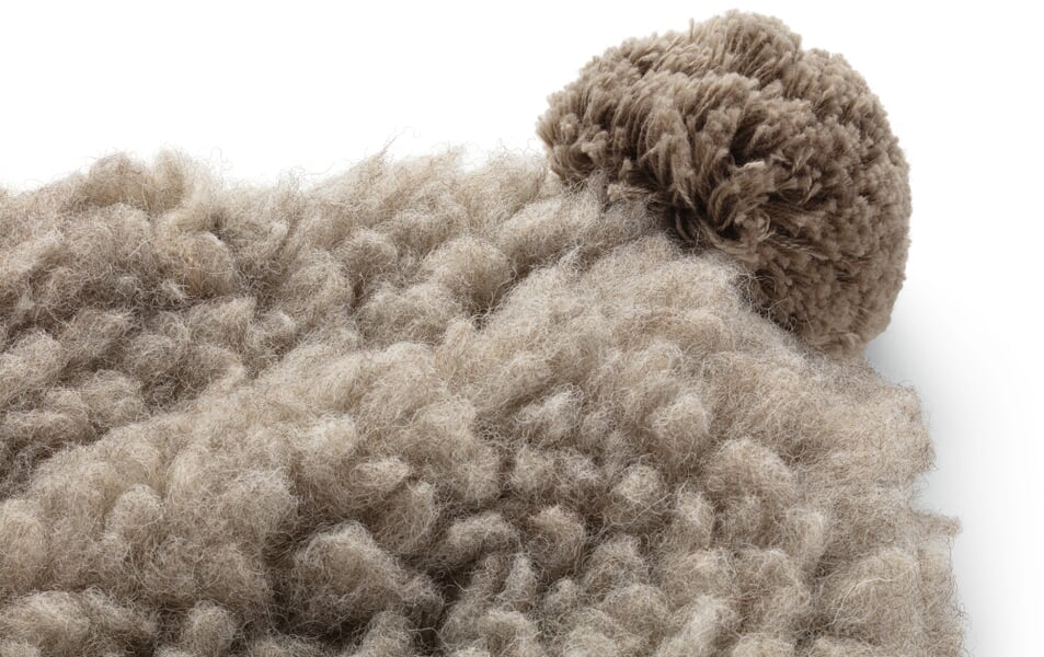 Kinder-Mütze mit Bommel Wollplüsch Hellgrau, Detailsicht