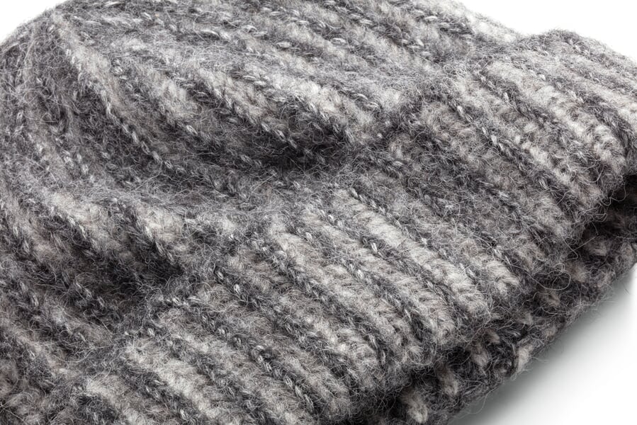 Unisex-Rippenstrickmütze, grau, Detailsicht