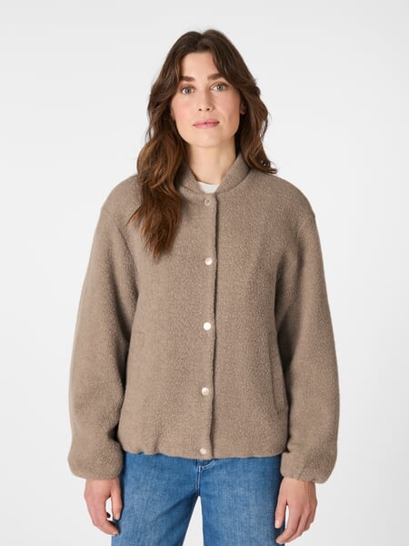 Dameblouson Taupe, præsenteret på en model