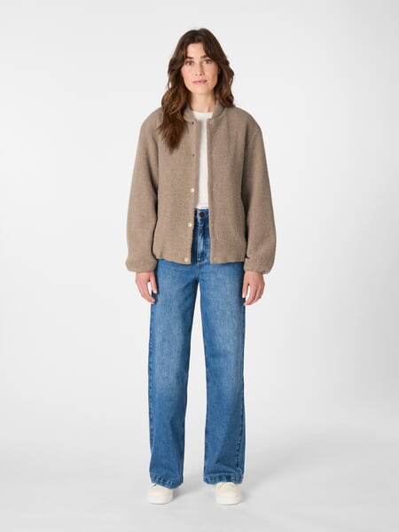 Dameblouson Taupe, præsenteret på en model