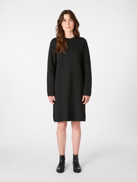 Damesgebreide jurk Zwart, gepresenteerd op een model