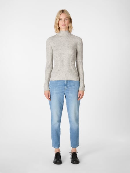 Damen-Strickshirt meliert Hellgrau, Tragebild