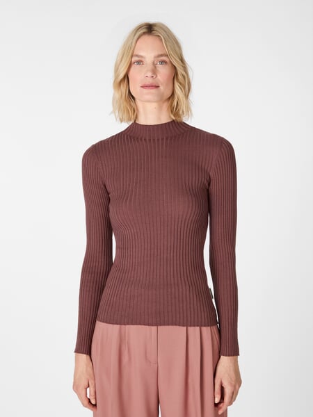 Damesgebreide trui Mauve, gepresenteerd op een model