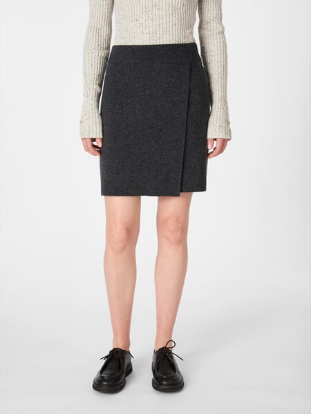 Women’s Skirt Anthracite, presented on a model