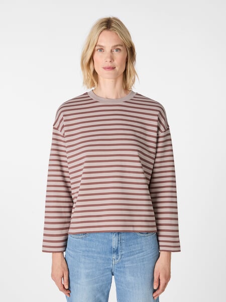 Gestreepte dames-sweater Rosé-wijnrood, gepresenteerd op een model