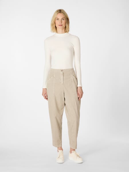 Pantalon en velours côtelé fin pour femme Blanc naturel, présenté sur un modèle