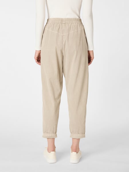 Damen-Feincordhose Naturweiß, Tragebild