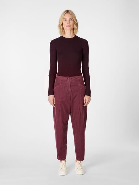 damesbroeken van fijn corduroy". Wijnrood, gepresenteerd op een model