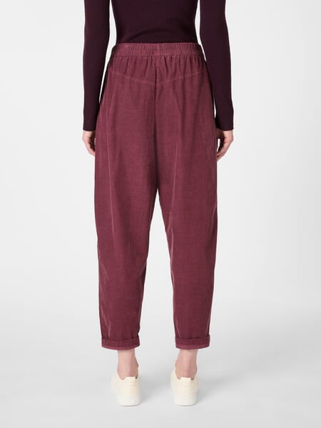 Pantalon en velours côtelé fin pour femme Bordeaux, présenté sur un modèle