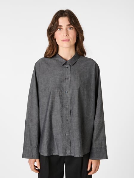 Damesblouse gemêleerd Grijs, gepresenteerd op een model