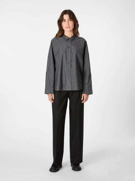 Damesblouse gemêleerd Grijs, gepresenteerd op een model