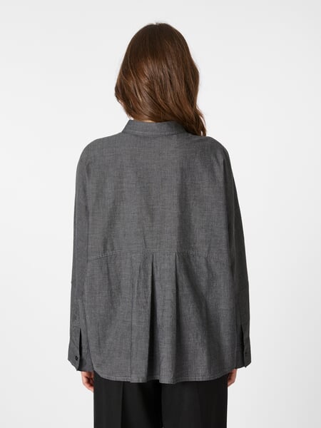 Damebluse, meleret Grå, præsenteret på en model