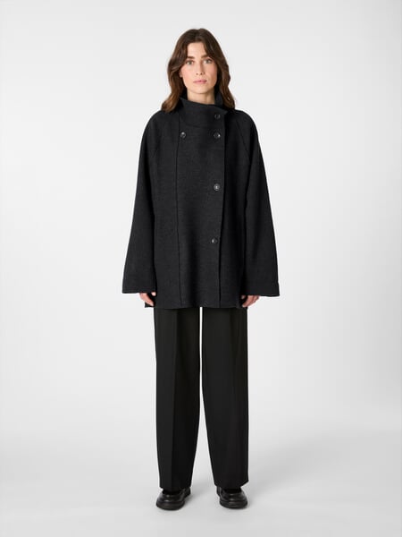 Damen-Outdoorjacke Wolle Schwarz, Tragebild