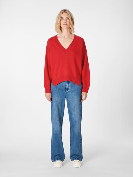 Damesgebreide trui met V-hals Red, gepresenteerd op een model