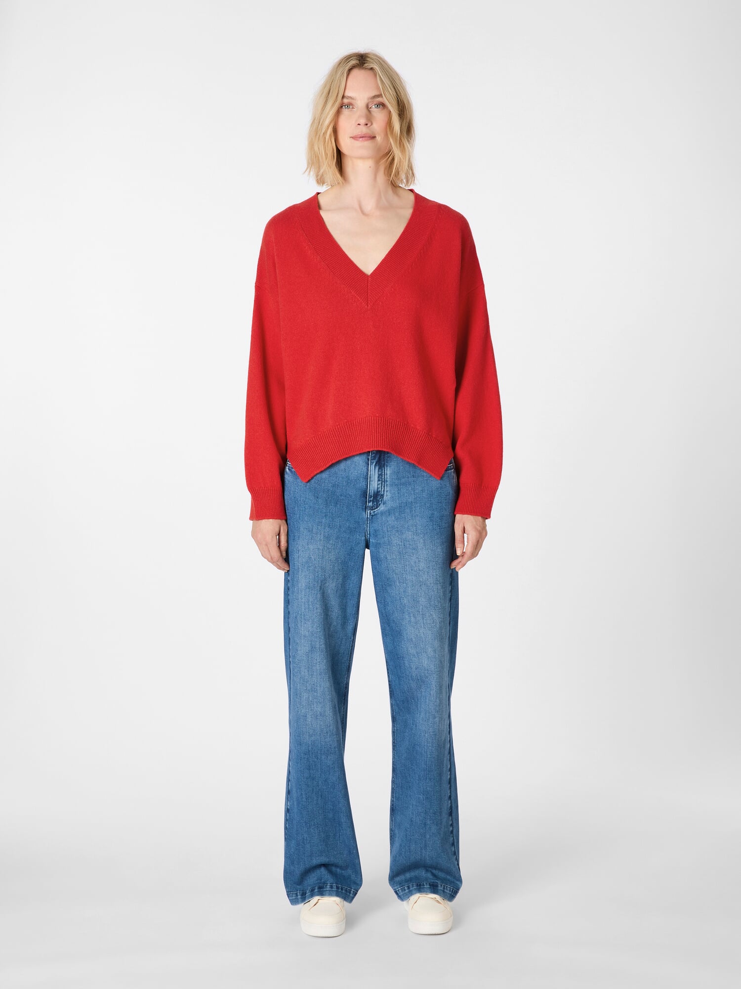 Pull Rouge En Coton Avec Col V Surplis Et Garniture Dorée - Taille L - Léger