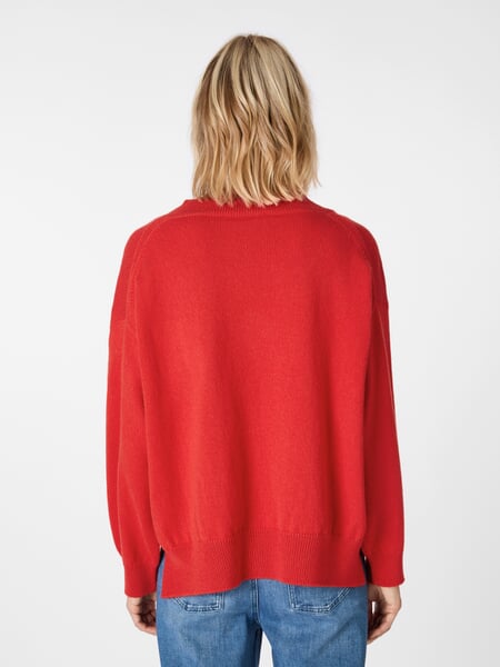 Damesgebreide trui met V-hals Red, gepresenteerd op een model