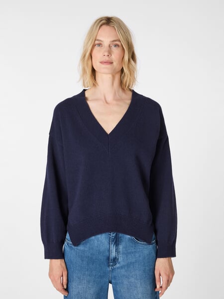 Damesgebreide trui met V-hals Navy, gepresenteerd op een model