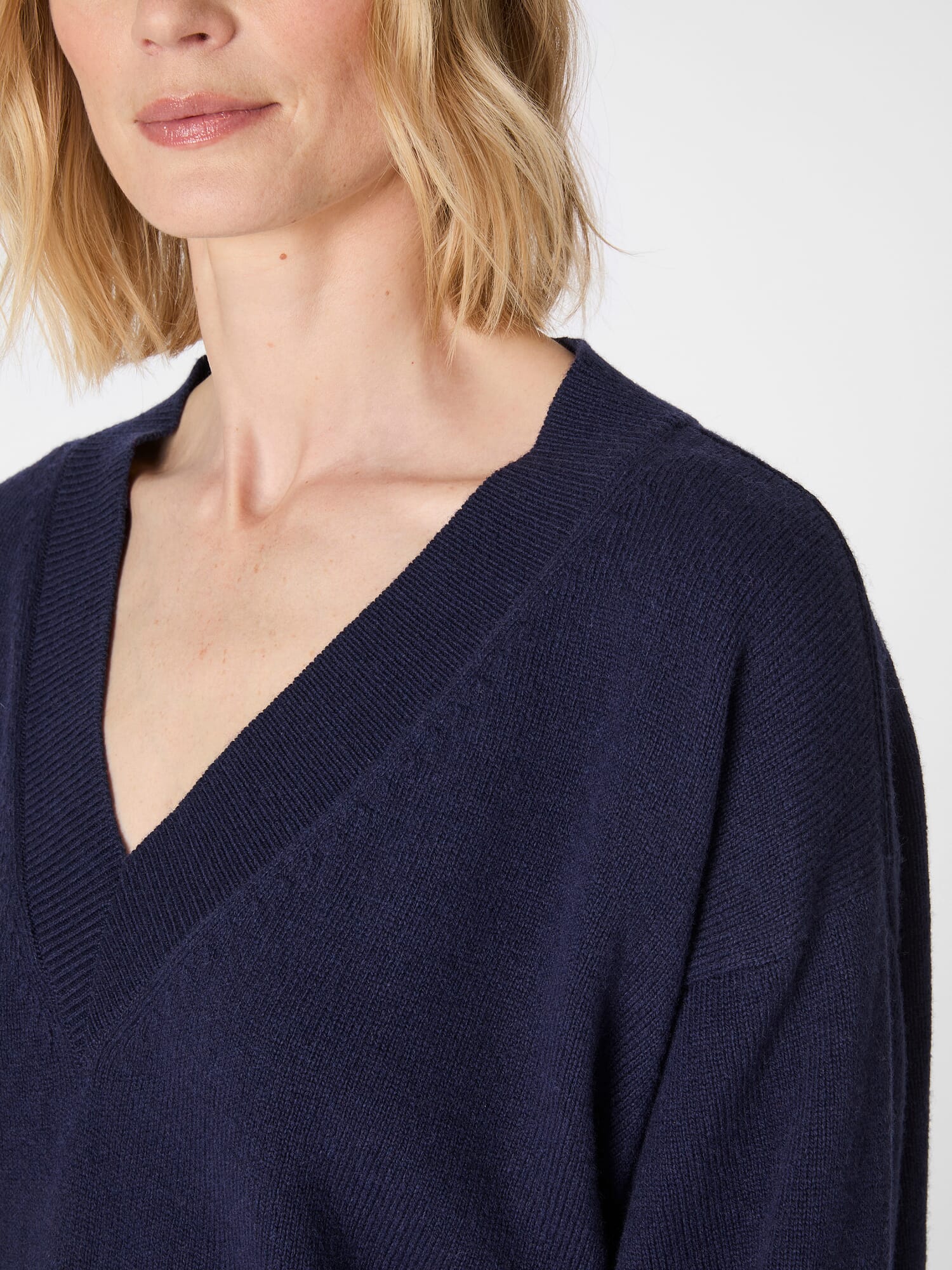 Women's knitted V-neck sweater, Navy | Manufactum