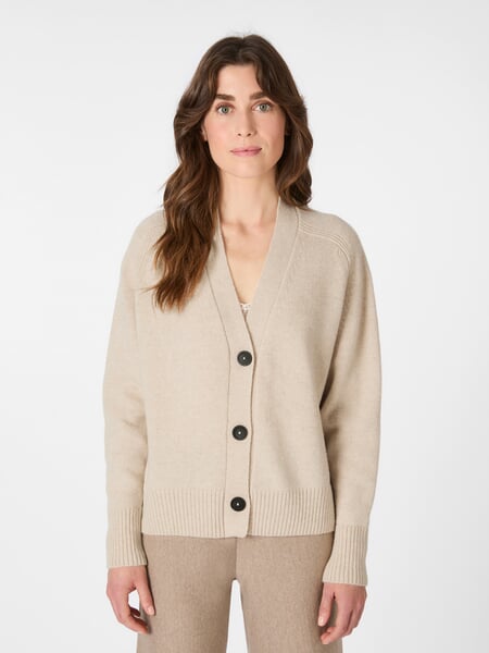 Damesvest Cream, gepresenteerd op een model