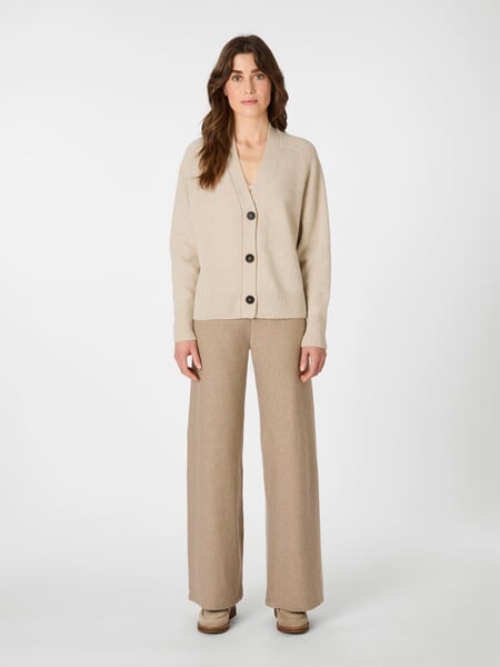Damesvest Cream, gepresenteerd op een model