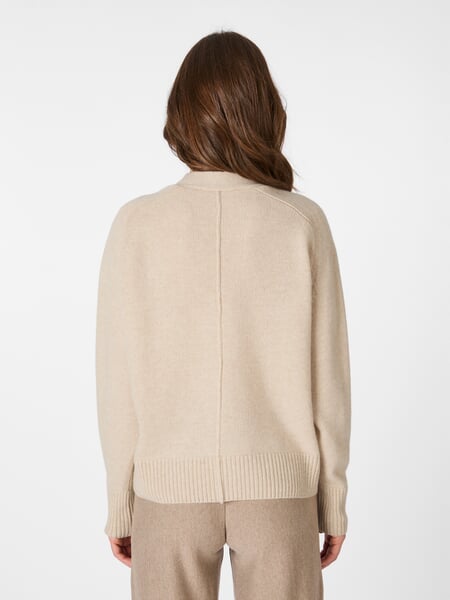 Damesvest Cream, gepresenteerd op een model
