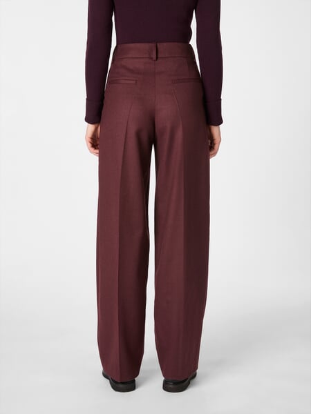 Dameswollen broek Bordeaux, gepresenteerd op een model