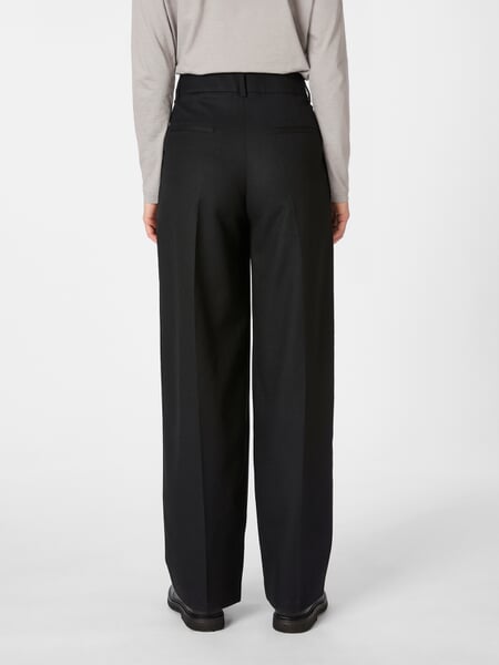 Dameswollen broek Zwart, gepresenteerd op een model