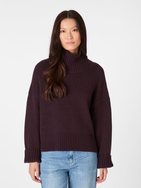 Oversized women's sweater Bordeaux, presented on a model