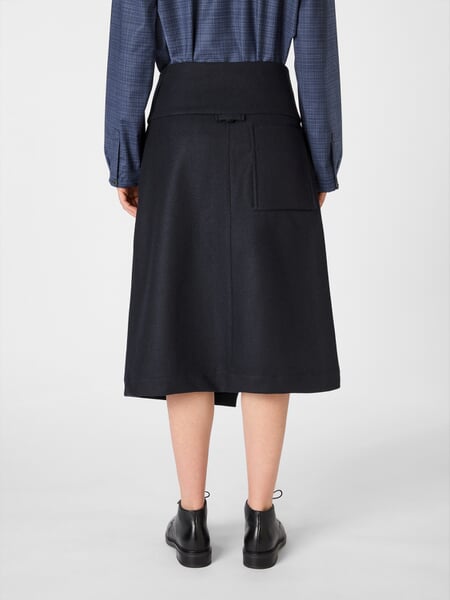Dames wikkelrok wol Donkerblauw, gepresenteerd op een model