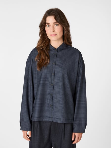 Damen-Wollbluse kariert Mittelblau, Tragebild