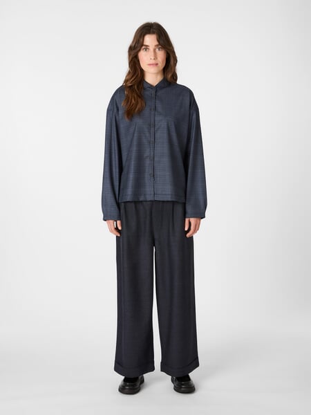 Damen-Wollbluse kariert Mittelblau, Tragebild