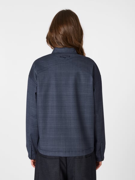 Damen-Wollbluse kariert Mittelblau, Tragebild