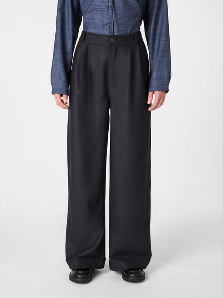 Pantalon pour femme Bleu foncé, présenté sur un modèle